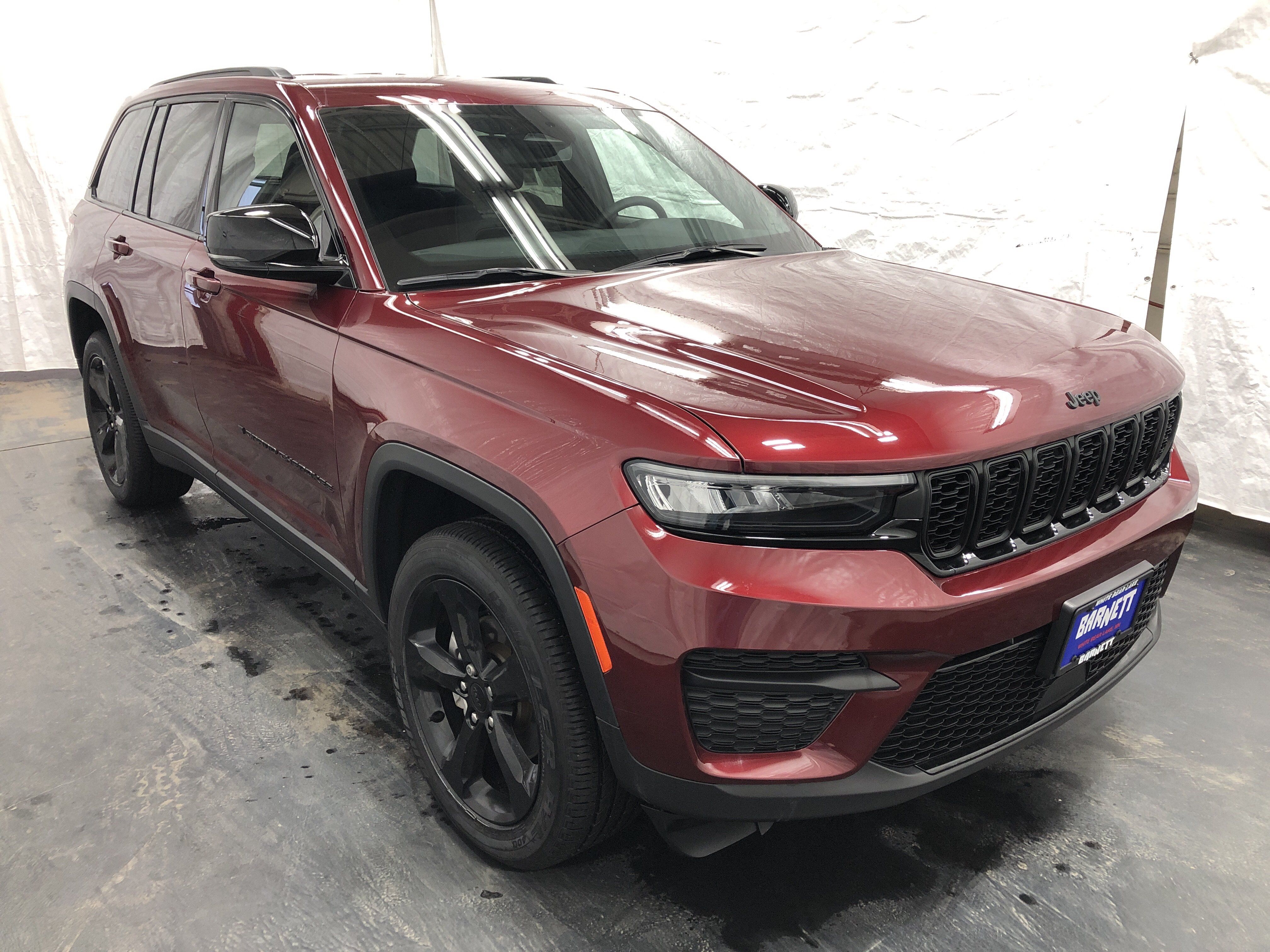 Used 2023 Jeep Grand Cherokee Altitude AWD/4WD image 4