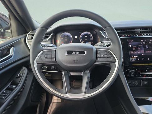 Used 2024 Jeep Grand Cherokee Altitude image 17