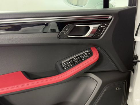 Certified 2026 Porsche Macan AWD/4WD image 29