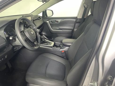 Used 2020 Toyota RAV4 LE AWD/4WD image 2