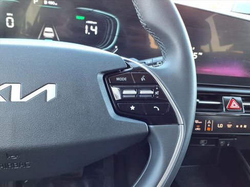 Certified 2025 Kia Niro EX image 17
