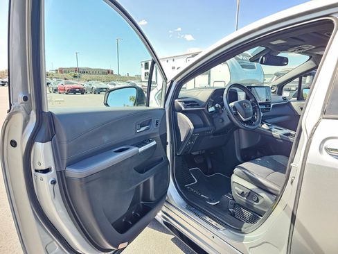 Used 2023 Toyota Sienna XSE AWD/4WD image 16