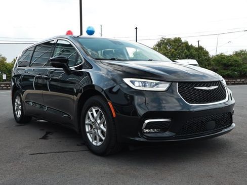Used 2024 Chrysler Pacifica Touring-L FWD image 3