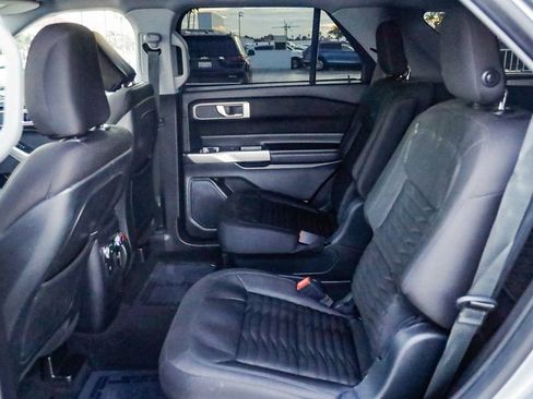 Used 2020 Ford Explorer XLT image 18