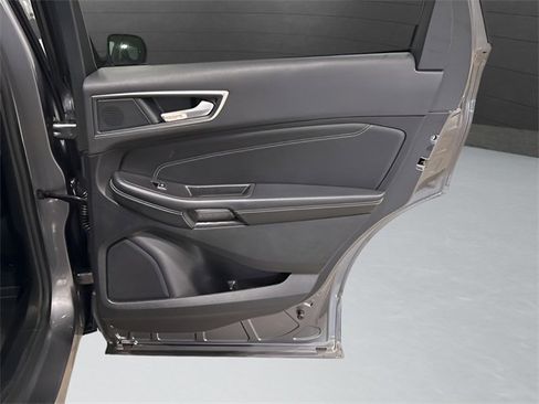 Used 2024 Ford Edge Titanium image 32
