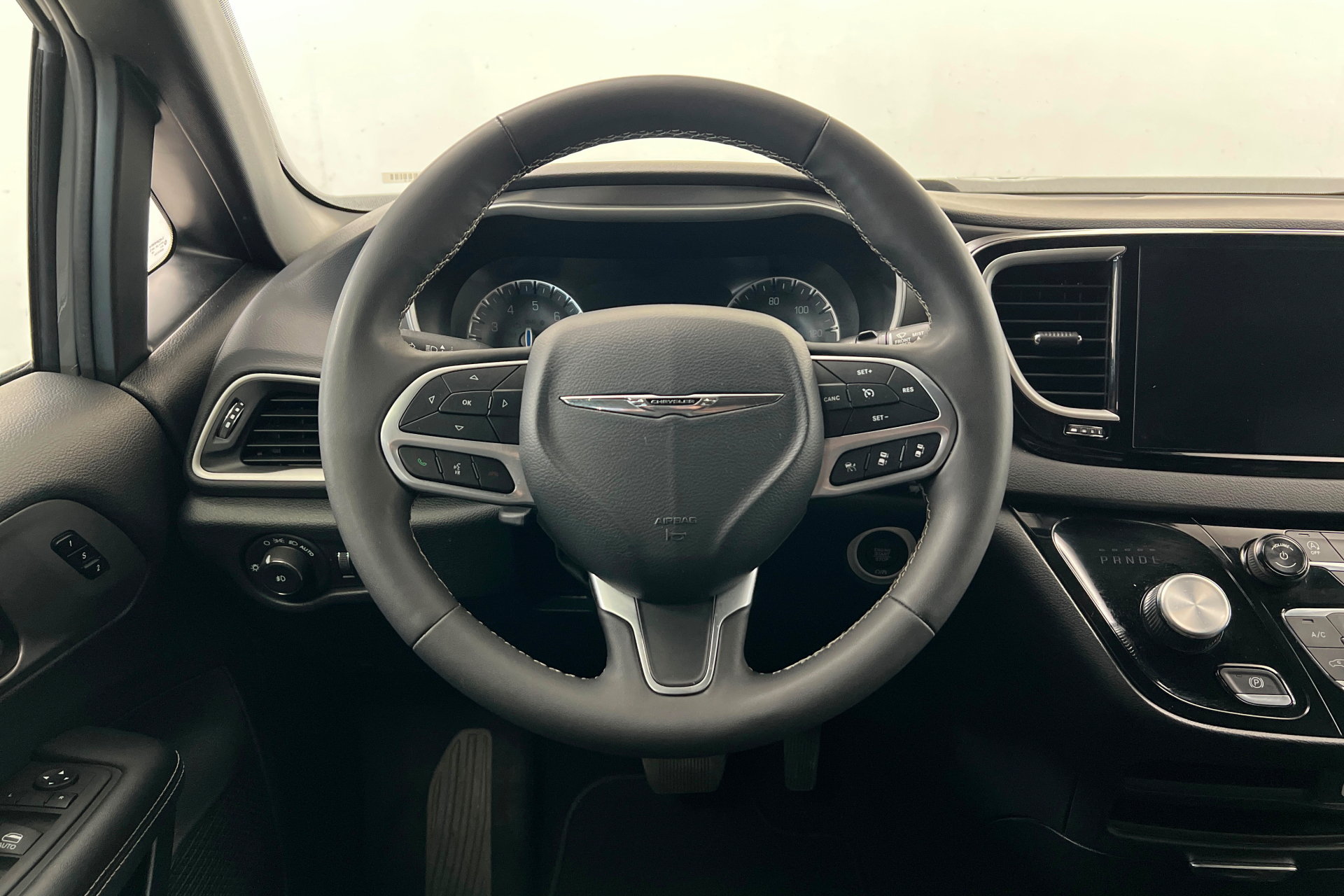 Used 2025 Chrysler Pacifica Select FWD image 13
