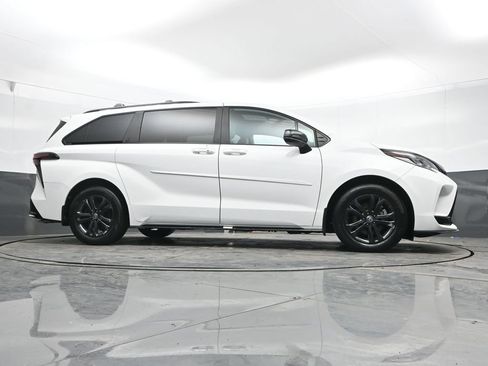 Used 2025 Toyota Sienna XSE AWD/4WD image 27