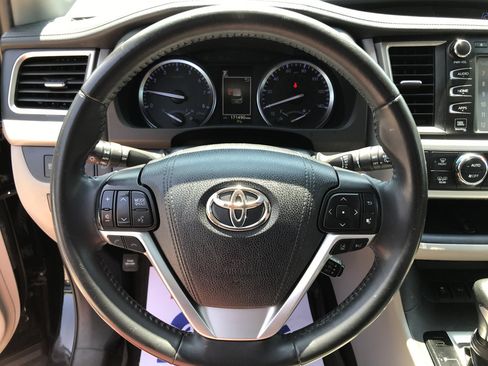Used 2019 Toyota Highlander Limited AWD/4WD image 16