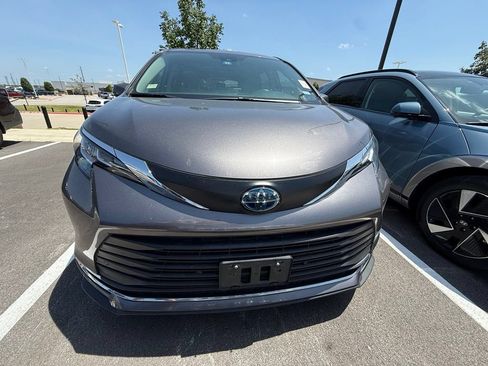 Used 2021 Toyota Sienna XLE FWD image 2
