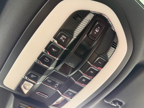 Certified 2023 Porsche Macan S AWD/4WD image 35