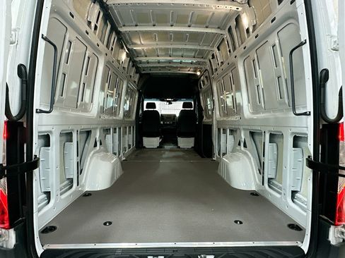 Used 2025 Mercedes-Benz Sprinter 2500 image 25