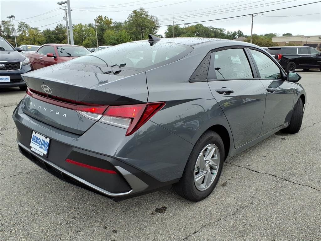 Used 2026 Hyundai Elantra SE FWD image 4