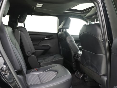 Used 2025 Toyota Highlander XSE AWD/4WD image 14