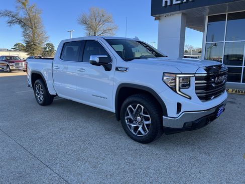 Used 2023 GMC Sierra 1500 SLT image 2