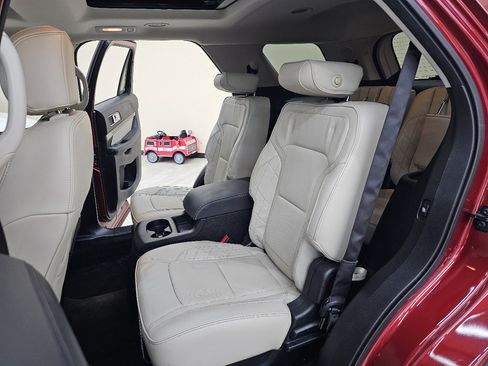 Used 2016 Ford Explorer Platinum image 27