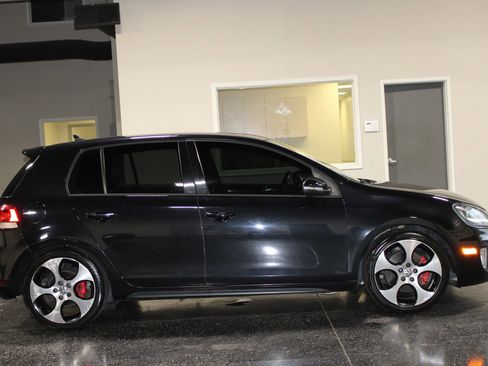 Used 2011 Volkswagen Golf 4-Door FWD image 2