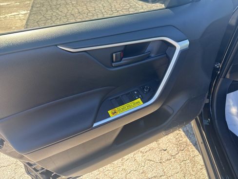 Used 2022 Toyota RAV4 LE image 10