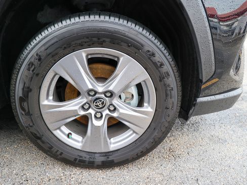 Used 2025 Toyota RAV4 LE AWD/4WD image 13