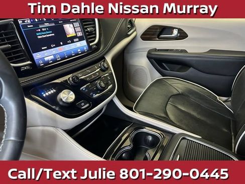 Used 2023 Chrysler Pacifica Limited FWD image 30
