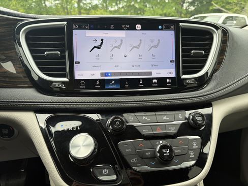 Used 2024 Chrysler Pacifica Limited FWD image 23