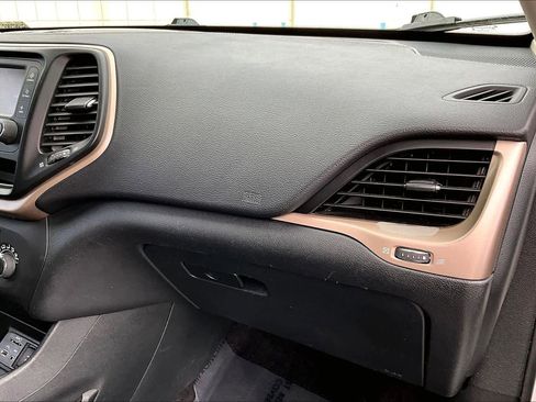 Used 2016 Jeep Cherokee Sport image 18