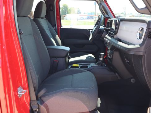 Used 2025 Jeep Wrangler Unlimited Sahara w/ Safety Group AWD/4WD image 12