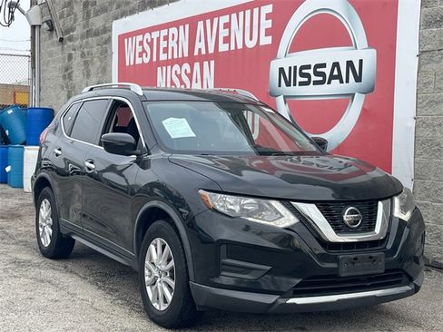 Used 2018 Nissan Rogue SV image 2