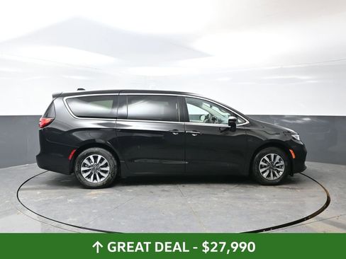 Used 2024 Chrysler Pacifica Select image 2