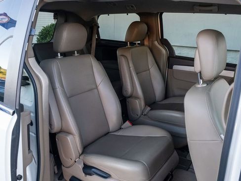 Used 2012 Volkswagen Routan SE image 26