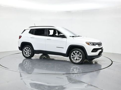 Used 2023 Jeep Compass Latitude AWD/4WD image 3