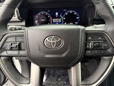 Used 2025 Toyota Tacoma TRD Sport AWD/4WD image 17