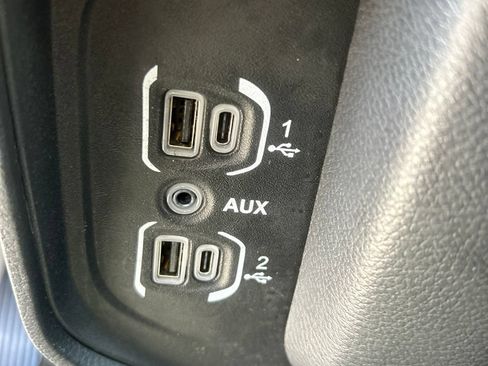 Used 2019 RAM 1500 Laramie AWD/4WD image 26