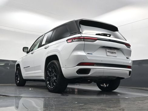 Used 2023 Jeep Grand Cherokee Summit AWD/4WD image 46