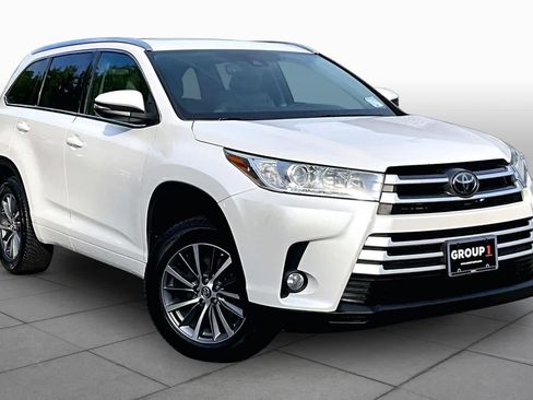 Used 2018 Toyota Highlander XLE AWD/4WD image 3