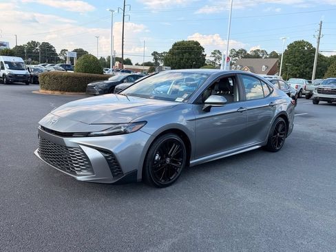 Used 2025 Toyota Camry SE w/ Convenience Package FWD image 3