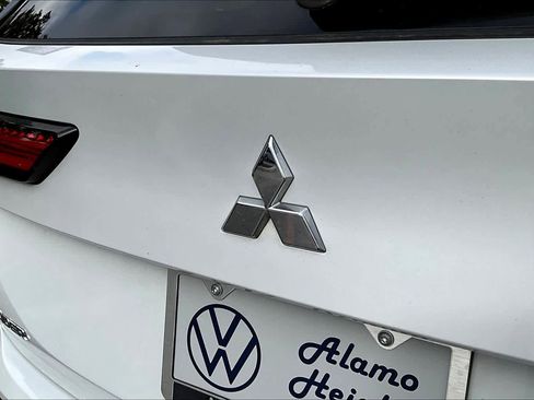 Used 2023 Mitsubishi Outlander SE image 32