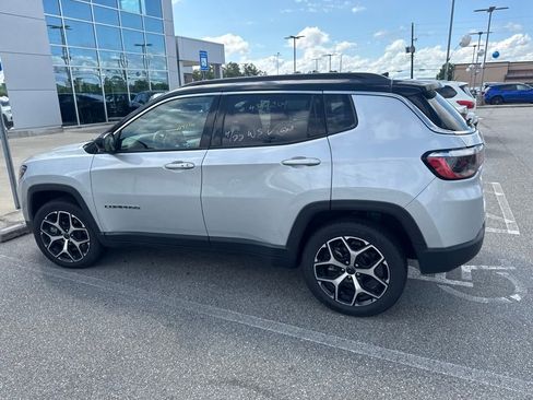 Used 2025 Jeep Compass Limited AWD/4WD image 10