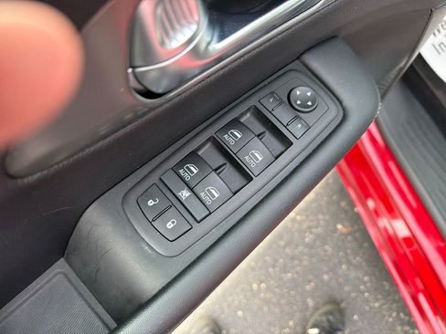 Used 2025 Chrysler Pacifica Select FWD image 11