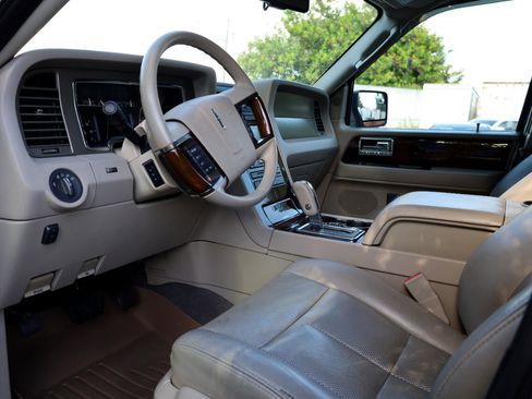 Used 2014 Lincoln Navigator 2WD image 7