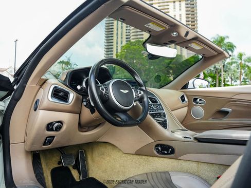 Used 2019 Aston Martin DB11 Volante image 29
