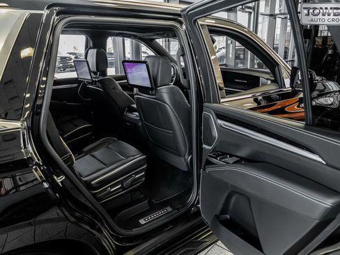 Used 2025 Cadillac Escalade Premium Luxury AWD/4WD image 43