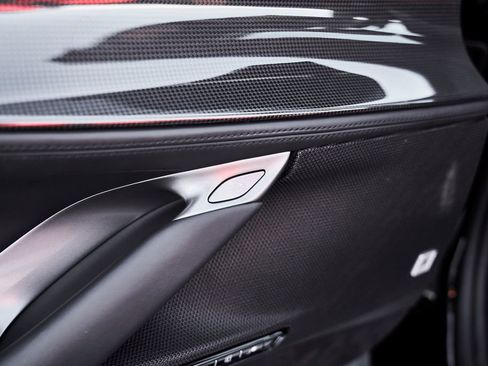 Used 2024 Ferrari SF90 Spider image 40