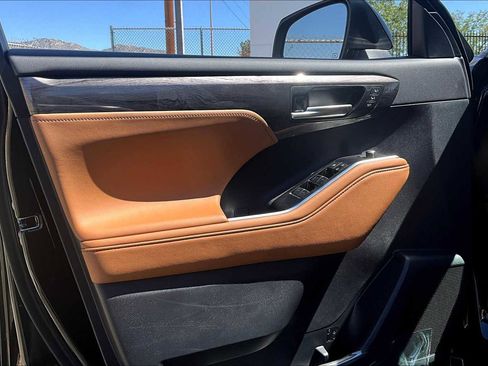 Used 2025 Toyota Highlander Platinum image 21