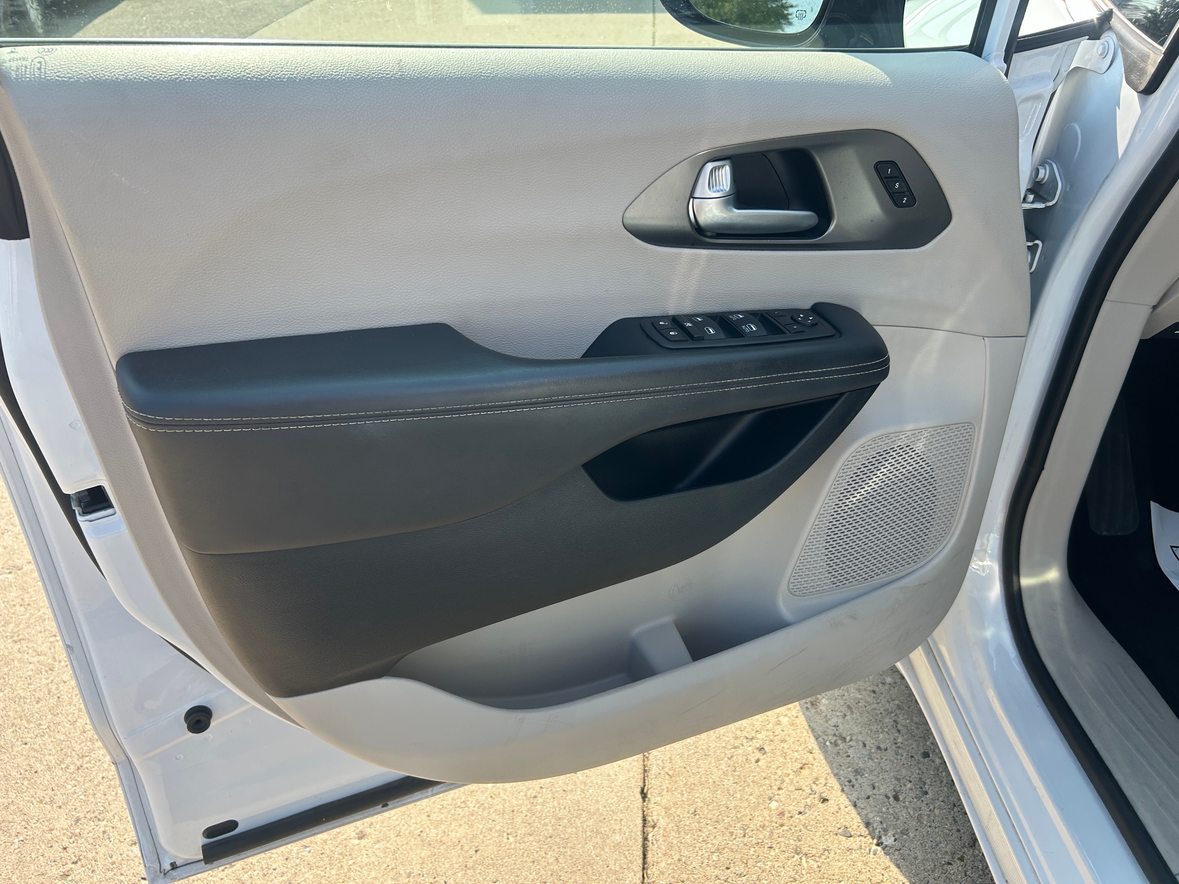 Used 2024 Chrysler Pacifica Touring-L FWD image 13