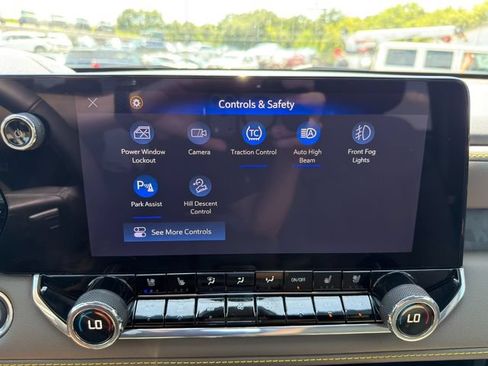 Used 2025 Chevrolet Colorado ZR2 w/ Technology Package AWD/4WD image 33