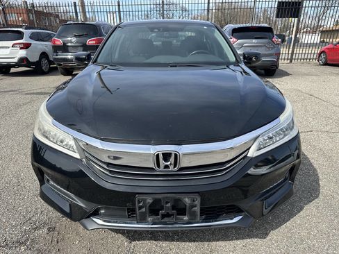 Used 2017 Honda Accord Touring image 2