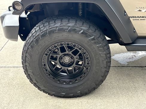 Used 2016 Jeep Wrangler Unlimited Sahara w/ Max Tow Package AWD/4WD image 12