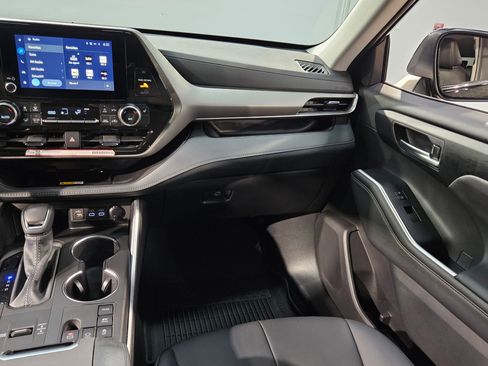 Certified 2025 Toyota Highlander XLE image 11