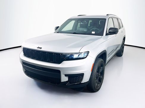 Used 2023 Jeep Grand Cherokee L Laredo AWD/4WD image 3