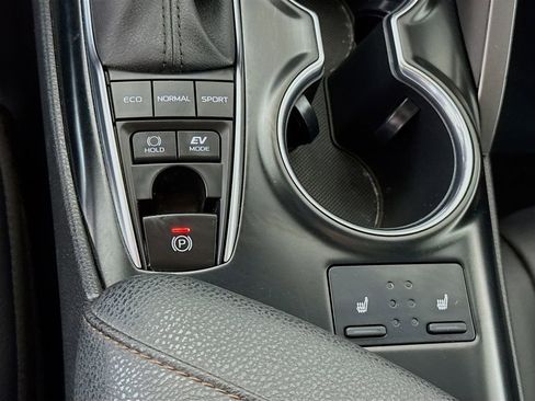 Certified 2020 Toyota Camry XLE w/ Sunroof Package image 13